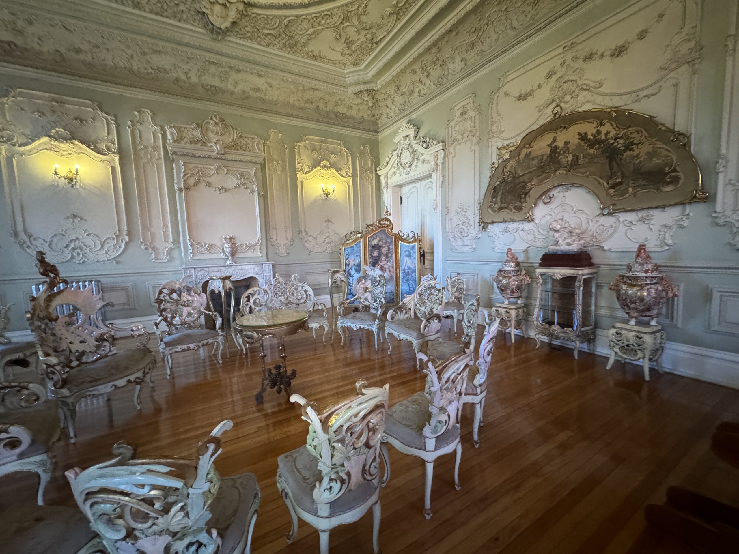 An image of the inside of the Chihuahua University building in Mexico, with ornate furniture and beautiful wall carvings.