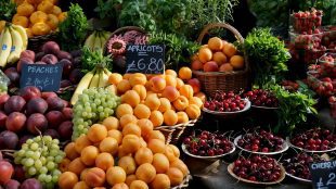 Farm shop display with british fruits for sale displayed. How to eat sustainably - article Silver Magazine www.silvermagazine.co.uk
