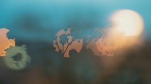 Blurred image demonstrating the visual effects that can be found with migraines. How to stop migraines article on Silver Magazine www.silvermagazine.co.uk