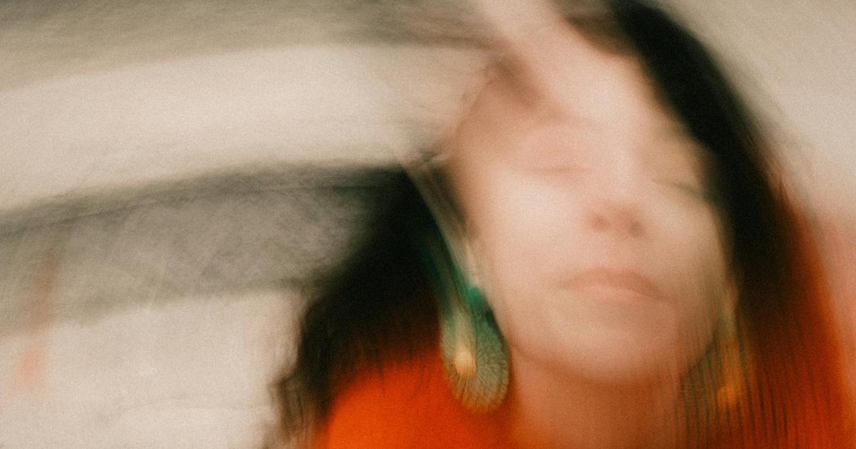 Blurred image demonstrating the visual effects that can be found with migraines. How to stop migraines article on Silver Magazine www.silvermagazine.co.uk